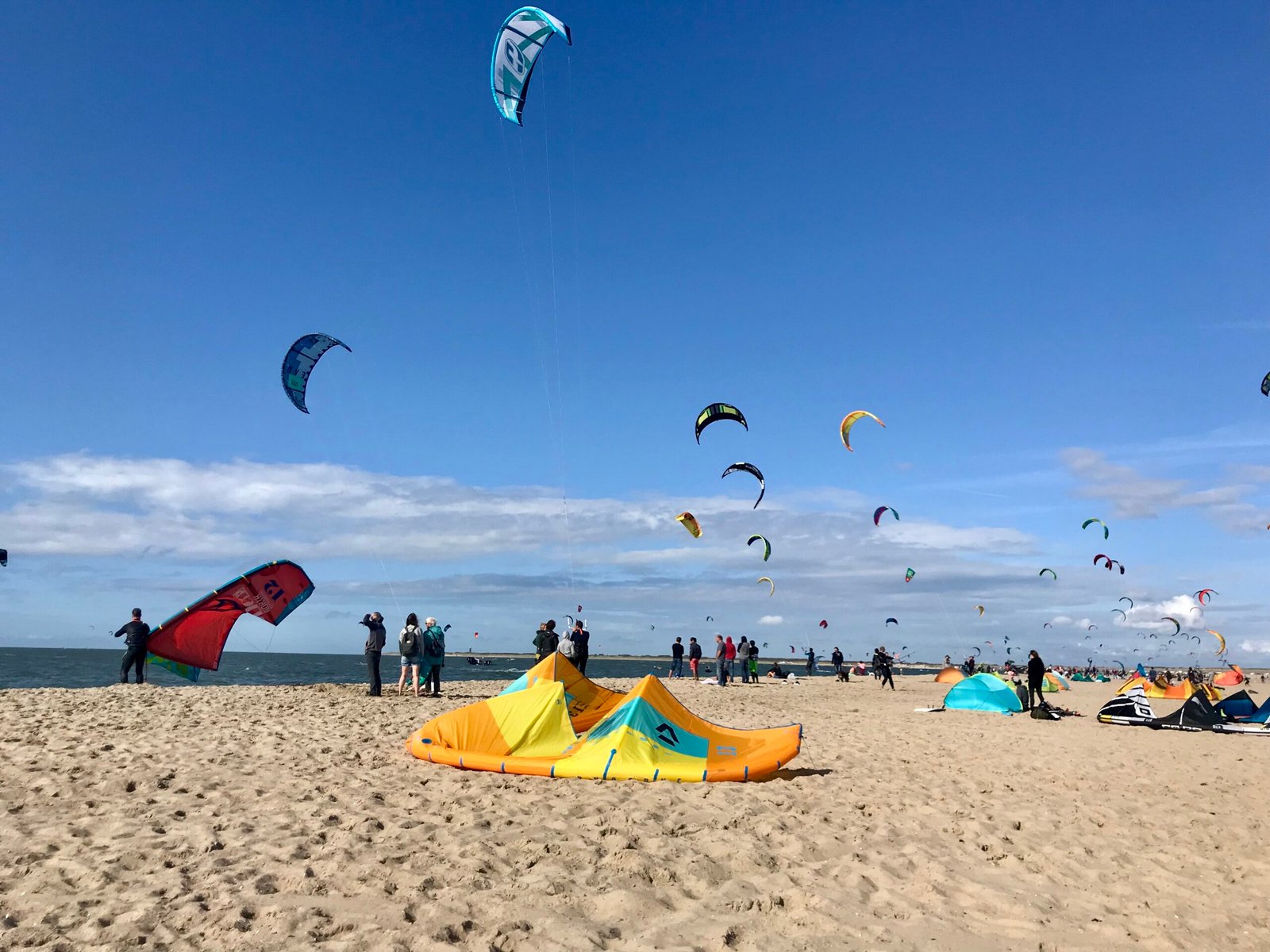 kite sur la plage de Brouwersdam